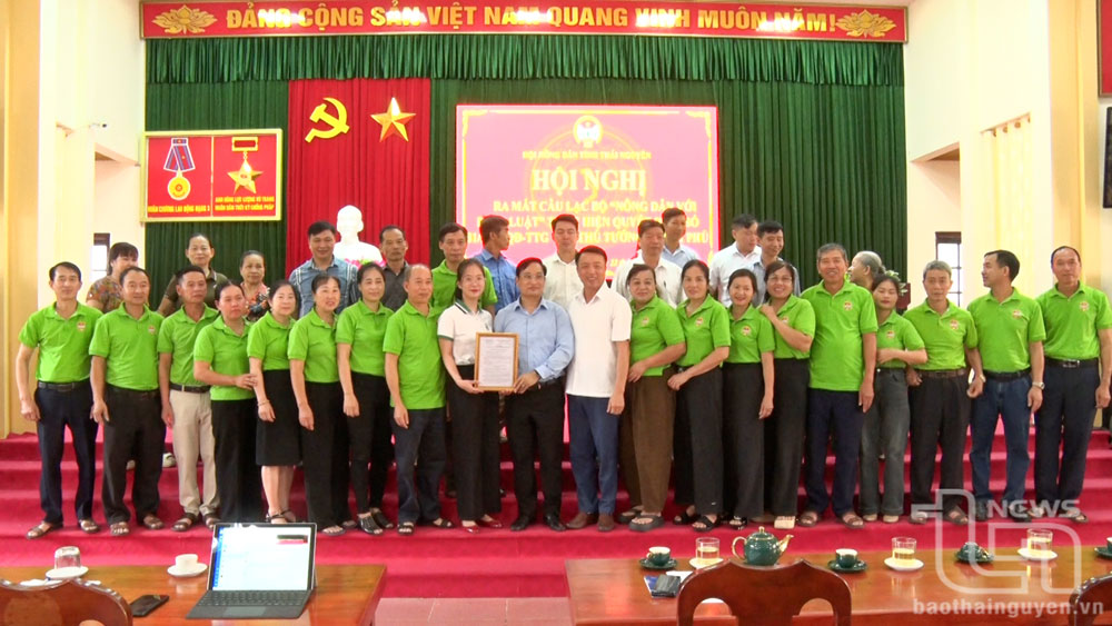 Ra mắt câu lạc bộ 'nông dân với pháp luật'