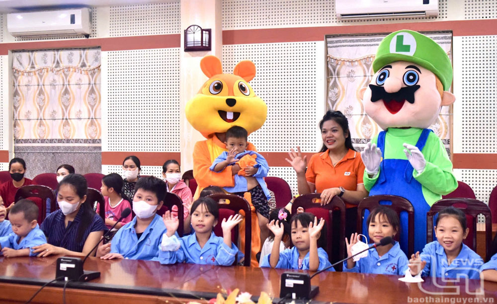Các bệnh nhi có hoàn cảnh khó khăn đang điều trị tại Bệnh viện Trung ương Thái Nguyên tham gia chương trình Vui Tết thiếu nhi.