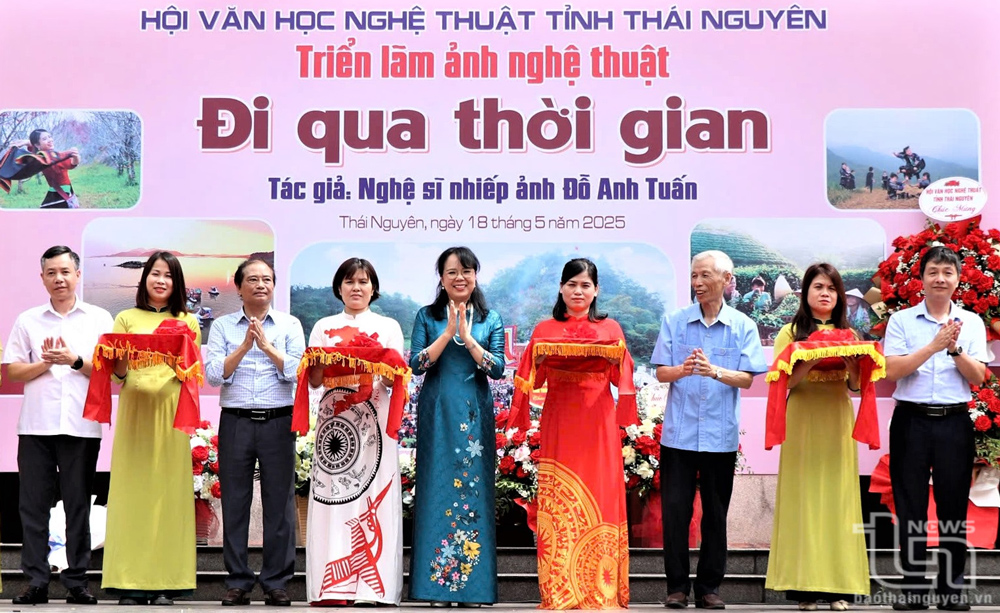 Triển lãm 'Đi qua thời gian' của nghệ sĩ nhiếp ảnh Đỗ Anh Tuấn
