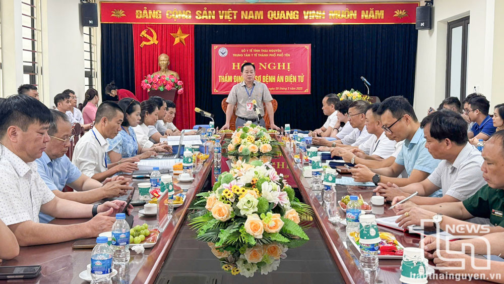 Đồng chí Đỗ Trọng Vũ, Phó Giám đốc Sở Y tế, Chủ tịch Hội đồng chuyên môn, chủ trì Hội nghị thẩm định.