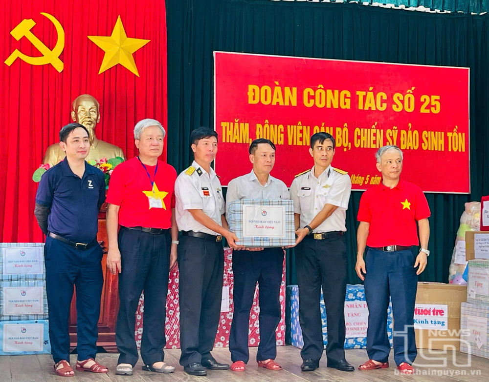 Lãnh đạo Hội Nhà báo Việt Nam và Hội Nhà báo tỉnh Thái Nguyên tặng quà cán bộ, chiến sĩ quần đảo Trường Sa.