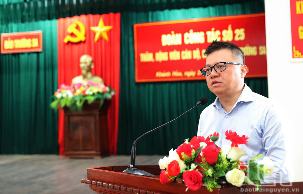 Nhà báo Lê Quốc Minh, Ủy viên Trung ương Đảng, Phó Trưởng Ban Tuyên giáo và Dân vận Trung ương, Tổng Biên tập Báo Nhân Dân, Chủ tịch Hội Nhà báo Việt Nam, phát biểu tại đảo Trường Sa.