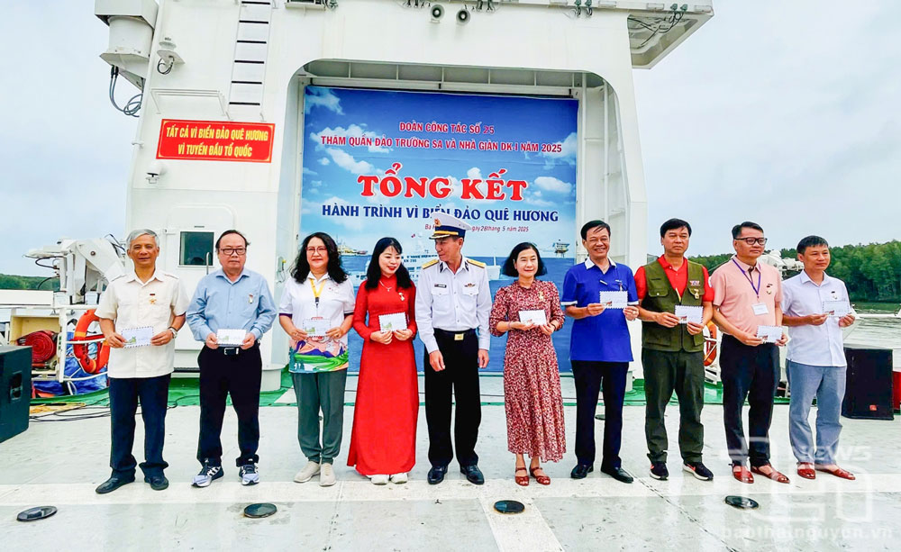 Ban Tổ chức trao giải Cuộc thi viết cảm nhận về Trường Sa và biển đảo Tổ quốc.