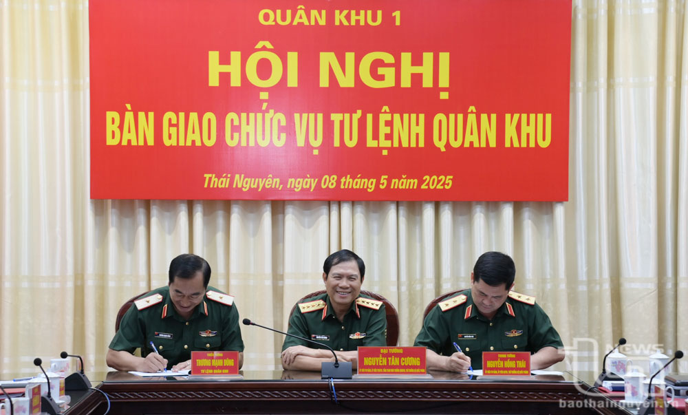 Trung tướng Nguyễn Hồng Thái và Thiếu tướng Trương Mạnh Dũng ký kết bàn giao, nhận bàn giao dưới sự chứng kiến của lãnh đạo Bộ Quốc phòng.