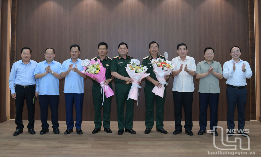 Lãnh đạo các địa phương trên địa bàn Quân khu chúc mừng các đồng chí được bổ nhiệm chức vụ mới dịp này.