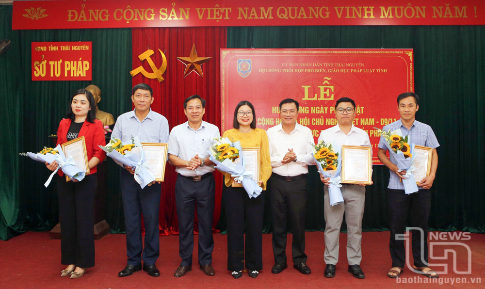 Lãnh đạo Sở Tư pháp trao Giấy chứng nhận và giải thưởng cho các cá nhân đạt giải Cuộc thi trực tuyến “Tìm hiểu Luật Đất đai năm 2024” trên địa bàn tỉnh tại Lễ hưởng ứng Ngày Pháp luật Việt Nam năm 2024.
