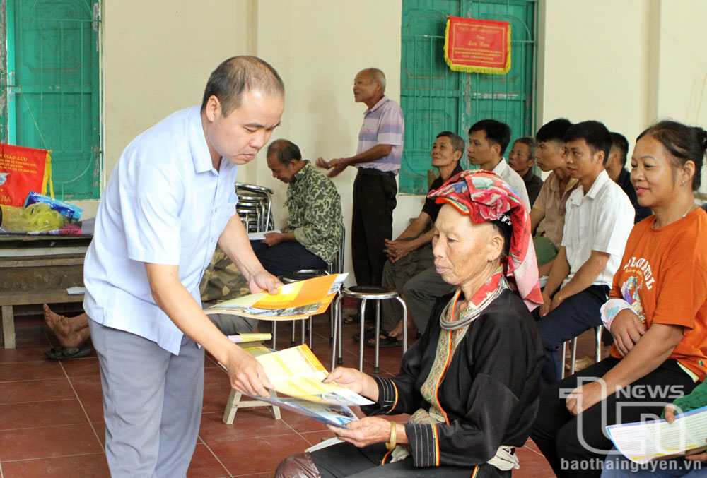 Cấp phát tờ rơi, tờ gấp pháp luật cho người dân tại các buổi truyền thông về trợ giúp pháp lý và tư vấn pháp luật tại cơ sở.