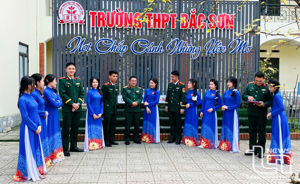 Tuyên truyền tuyển sinh quân sự tại Trường THPT Bắc Sơn (TP. Phổ Yên).