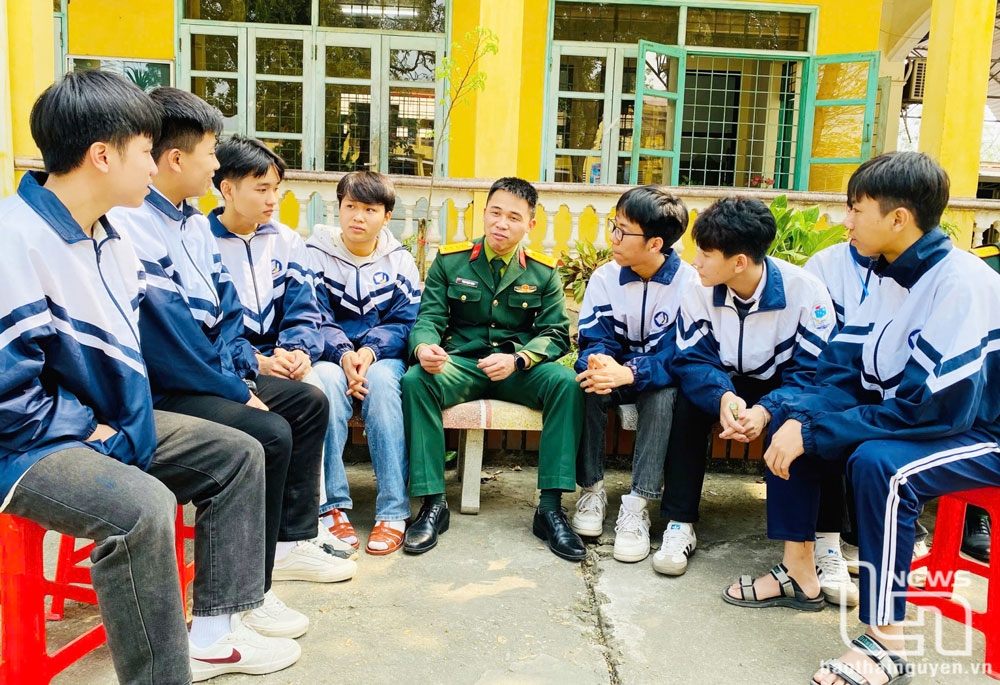 Tuyên truyền tuyển sinh quân sự tại Trường THPT Bắc Sơn (TP. Phổ Yên).