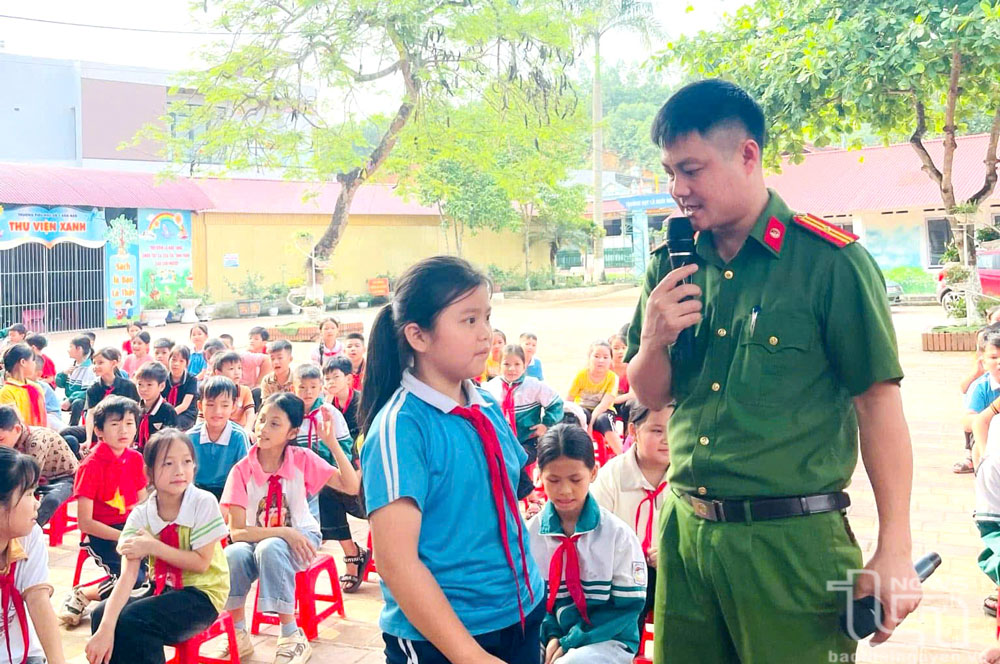 Cán bộ Công an xã Văn Hán (Đồng Hỷ) tuyên truyền, phổ biến pháp luật cho học sinh trên địa bàn.