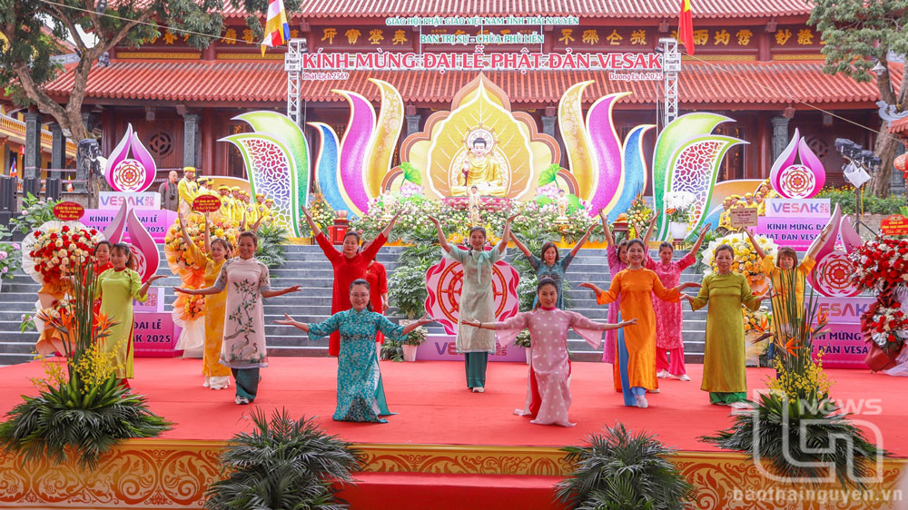 Đại lễ Phật đản được tổ chức thường niên để kỷ niệm ngày Đức Phật ra đời. Trong ảnh, tiết mục ca múa nhạc ngợi ca Đức Phật do các phật tử tỉnh Thái Nguyên biểu diễn tại Đại lễ.
