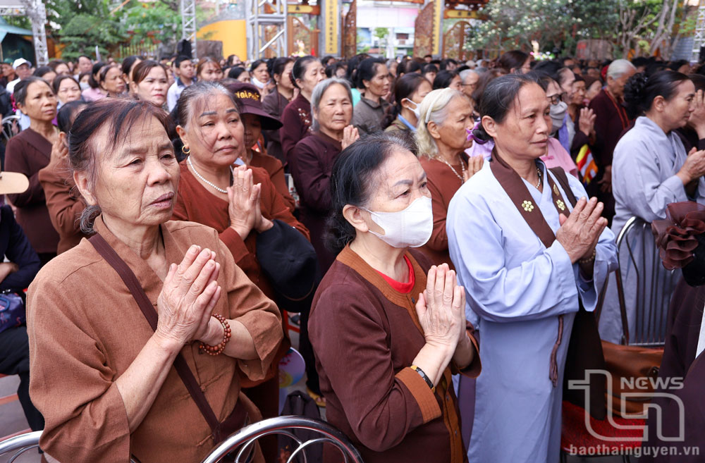 Phật tử tham dự Đại lễ với tấm lòng thành kính hướng về Đức Phật.