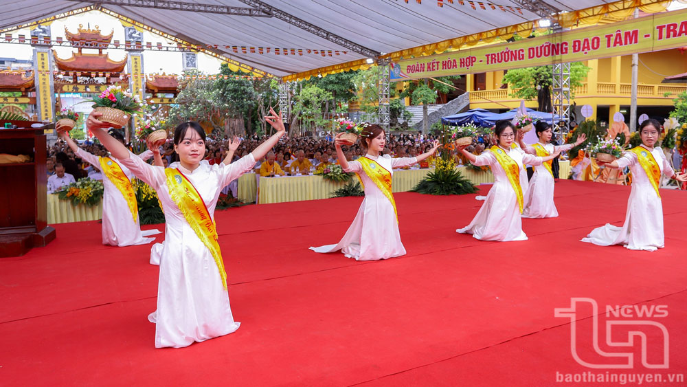 Thiếu nữ trong trang phục áo dài trắng thực hiện nghi thức dâng hoa lên Đức Phật.