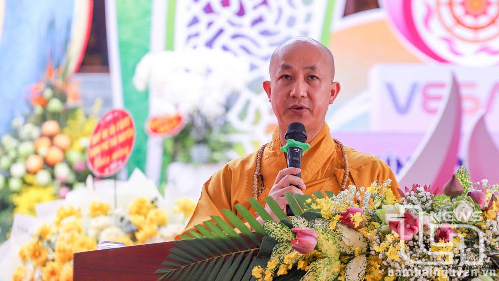 Đại đức Thích Chúc Tiếp, Phó Trưởng ban kiêm Chánh Thư ký Ban Trị sự Giáo hội Phật giáo Việt Nam tỉnh Thái Nguyên, chia sẻ Thông điệp Phật đản của Đức Pháp chủ Giáo hội Phật giáo Việt Nam tại Đại lễ Phật đản.