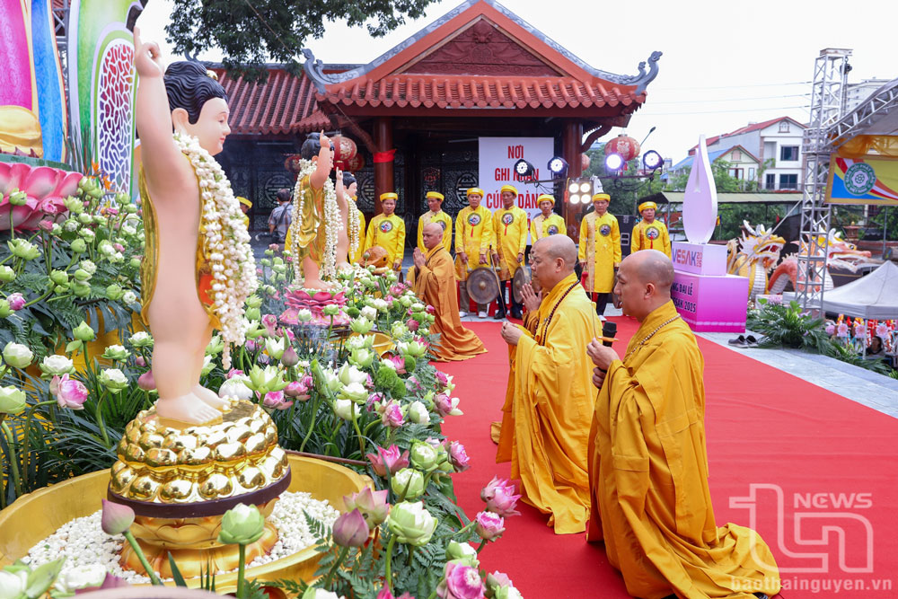 Thượng tọa Thích Nguyên Thành, Ủy viên Thường trực Hội đồng Trị sự Trung ương Giáo hội Phật giáo Việt Nam, Trưởng Ban Trị sự Giáo hội Phật giáo tỉnh và các đại diện Ban Trị sự Giáo hội Phật giáo Việt Nam tỉnh Thái Nguyên, chủ trì các nghi thức tại buổi Lễ.