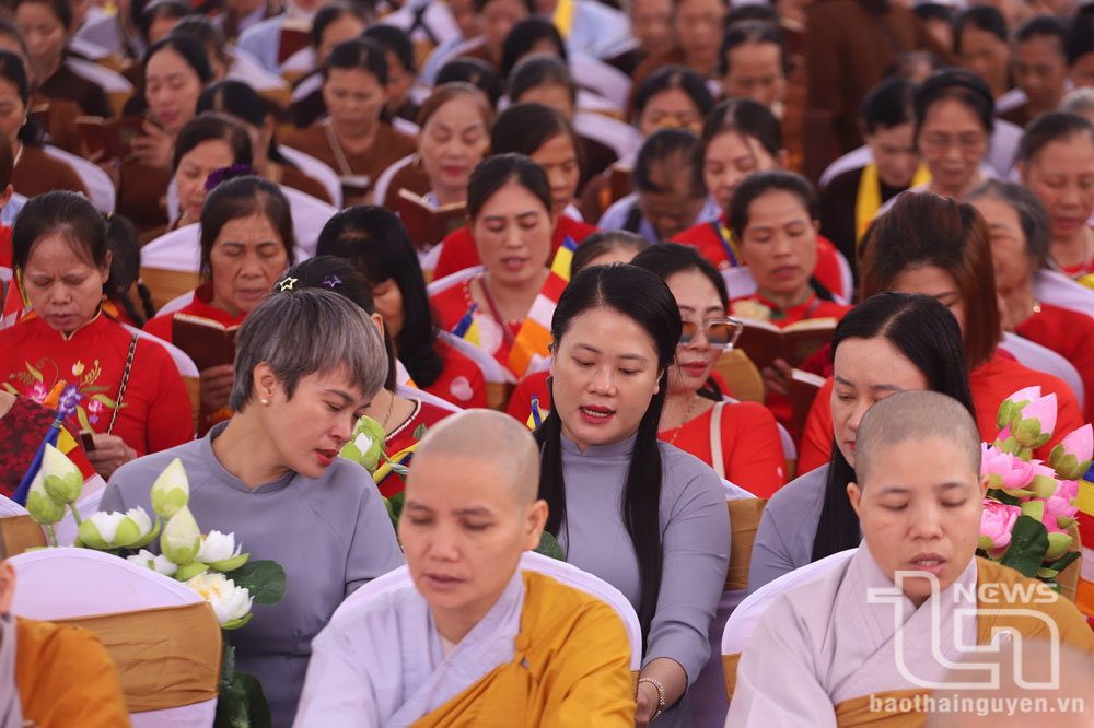 Tăng ni, phật tử tụng kinh tưởng nhớ ngày Đức Phật ra đời.