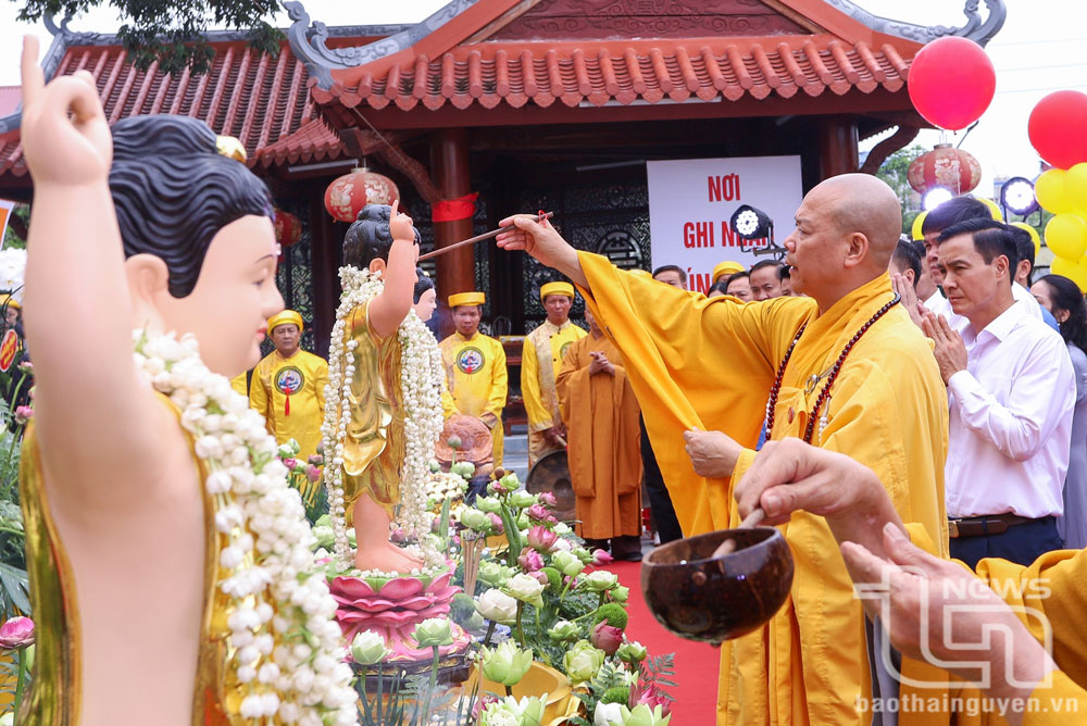 Thượng tọa Thích Nguyên Thành mở màn nghi thức tắm nước thơm cho tượng Thích Ca sơ sinh - một trong những nghi thức quan trọng trong đại lễ Phật đản nhằm tái hiện khung cảnh trang nghiêm, màu nhiệm khi Đức Phật chào đời.