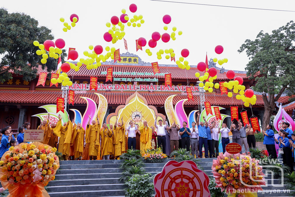 Các đại biểu tham dự Đại lễ thực hiện nghi thức thả bóng bay nguyện cầu cho hoà bình thế giới.