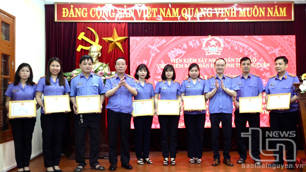 Lãnh đạo Viện Kiểm sát nhân dân tỉnh trao giải cho các cá nhân đạt giải cuộc thi Kỹ năng báo cáo kết quả nghiên cứu vụ án hình sự trong giai đoạn xét xử sơ thẩm.
