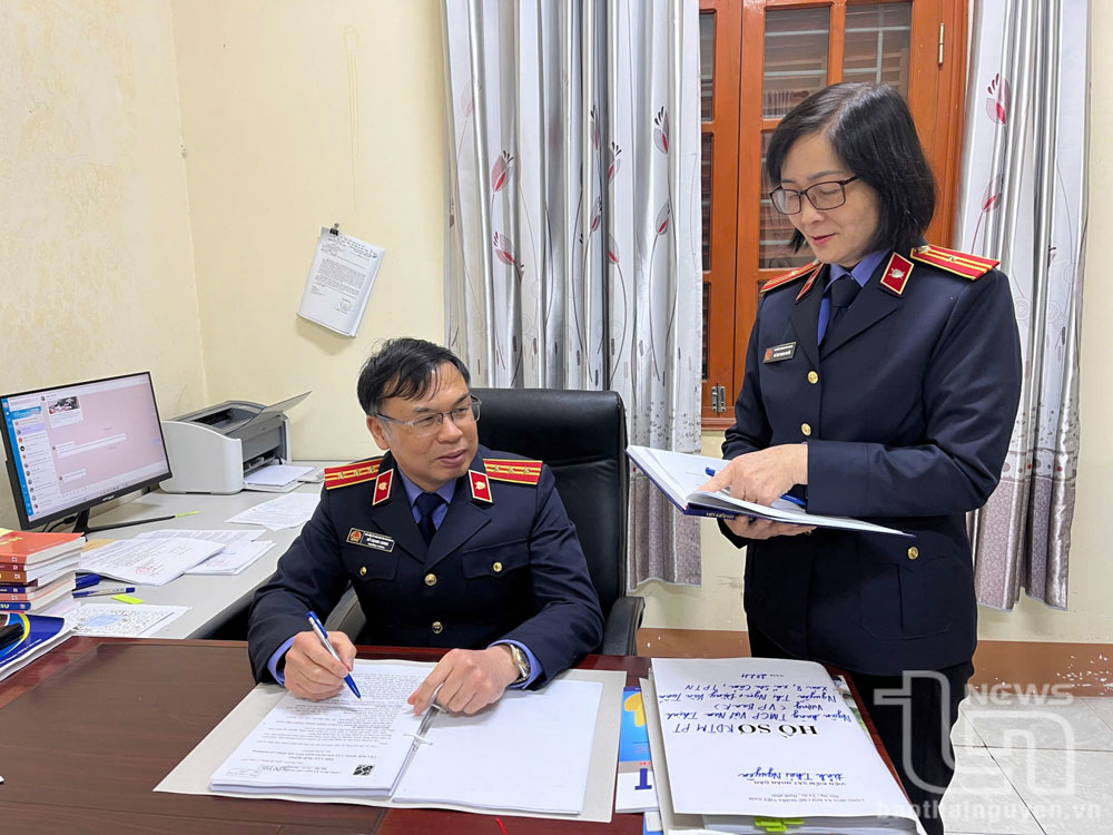 Lãnh đạo, cán bộ Phòng 10 (Viện Kiểm sát nhân dân tỉnh) trao đổi nghiệp vụ.
