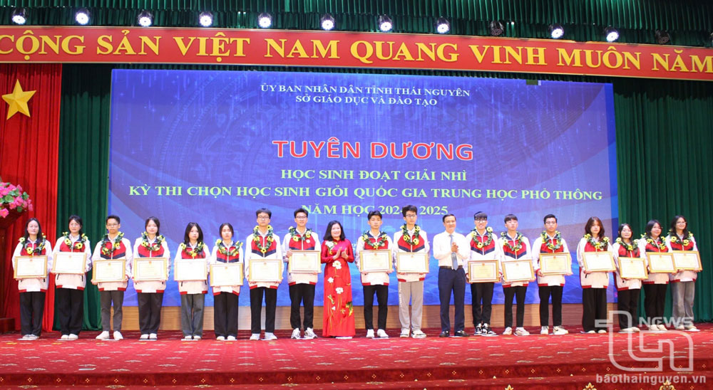 Đồng chí Trưởng ban Tuyên giáo và Dân vận Tỉnh ủy Vũ Duy Hoàng và đồng chí Phó Chủ tịch HĐND tỉnh Mai Thị Thúy Nga trao thưởng cho các em học sinh đoạt giải Kỳ thi chọn học sinh giỏi quốc gia THPT năm học 2024-2025.