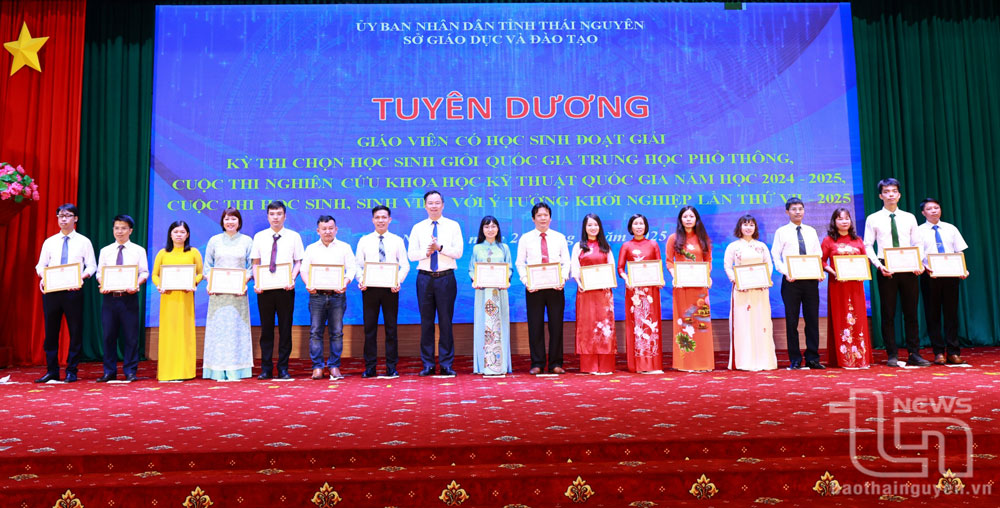 Lãnh đạo Sở Giáo dục và Đào tạo trao thưởng cho giáo viên có học sinh đạt giải trong các kỳ thi, cuộc thi cấp quốc gia.