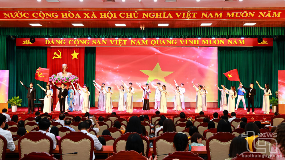 Tiết mục văn nghệ do học sinh Trường THPT Chuyên Thái Nguyên biểu diễn tại Lễ tuyên dương, khen thưởng.