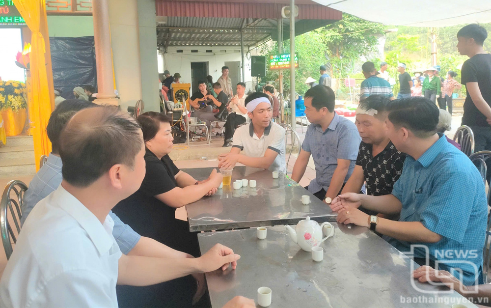 Thăm hỏi, động viên gia đình nạn nhân vụ nổ tại xã Phúc Tân