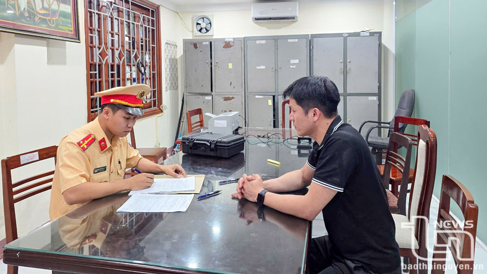 Lái xe đi lùi trên cao tốc Hà Nội - Thái Nguyên bị phạt 35 triệu đồng