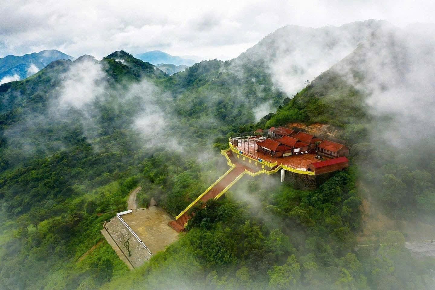 Ban quản lý cáp treo Ngọa Vân triển khai chương trình miễn phí vé cáp treo khứ hồi cho du khách từ ngày 24-5 đến hết ngày 28-5-2025. Ảnh: BTC