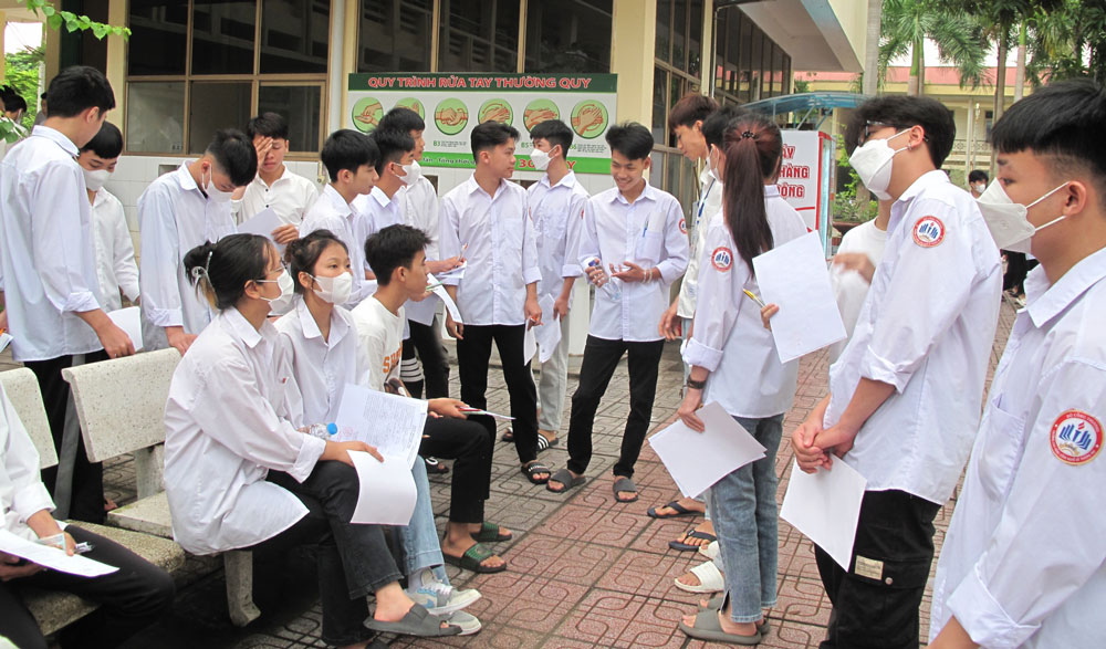 Môn Toán thêm 2 thí sinh bị đình chỉ thi