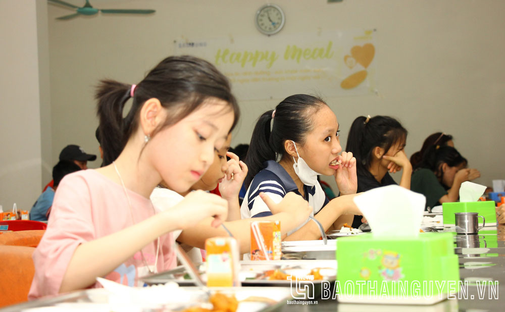 Từ thứ 2 đến thứ 6 hằng tuần, sau giờ học, học sinh được thưởng thức bữa ăn miễn phí tại nhà bếp Nhà trường. Bữa ăn đầy đủ dưỡng chất giúp phát triển thể chất của trẻ nhỏ.