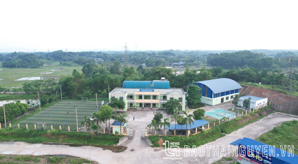 Trường Hy Vọng được xây dựng trên diện tích gần 6.000m2, với 1 dãy nhà 2 tầng 8 phòng học khang trang, khu nhà đa năng mái vòm, 1 thư viện, 1 nhà ăn, ký túc xá, sân chơi rộng rãi.