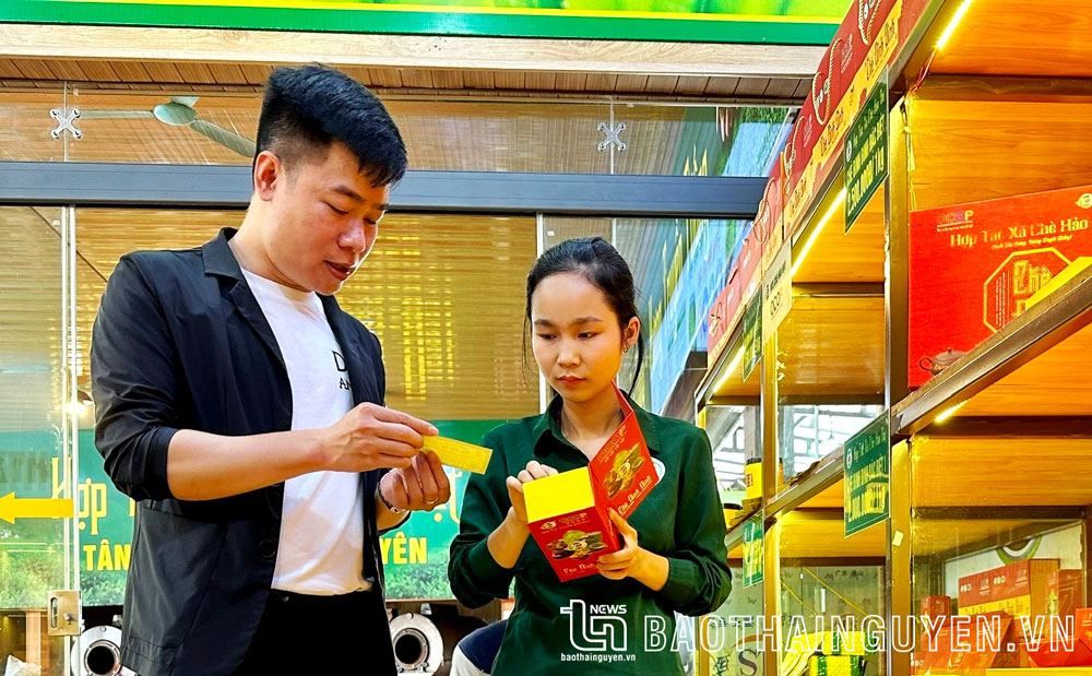 Du khách thưởng trà và mua trà từ vùng chè Tân Cương.