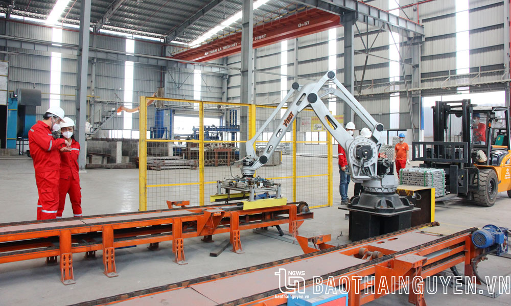 Các doanh nghiệp FDI tại tỉnh đang tạo việc làm cho khoảng 100.000 lao động, trong đó có trên 40% là công dân Thái Nguyên, góp phần thúc đẩy mạnh mẽ việc chuyển đổi cơ cấu kinh tế, cơ cấu lao động trên địa bàn.

Trong ảnh: Dây chuyền sản xuất phôi nhôm tại Công ty CP Aluminum Hàn – Việt.
