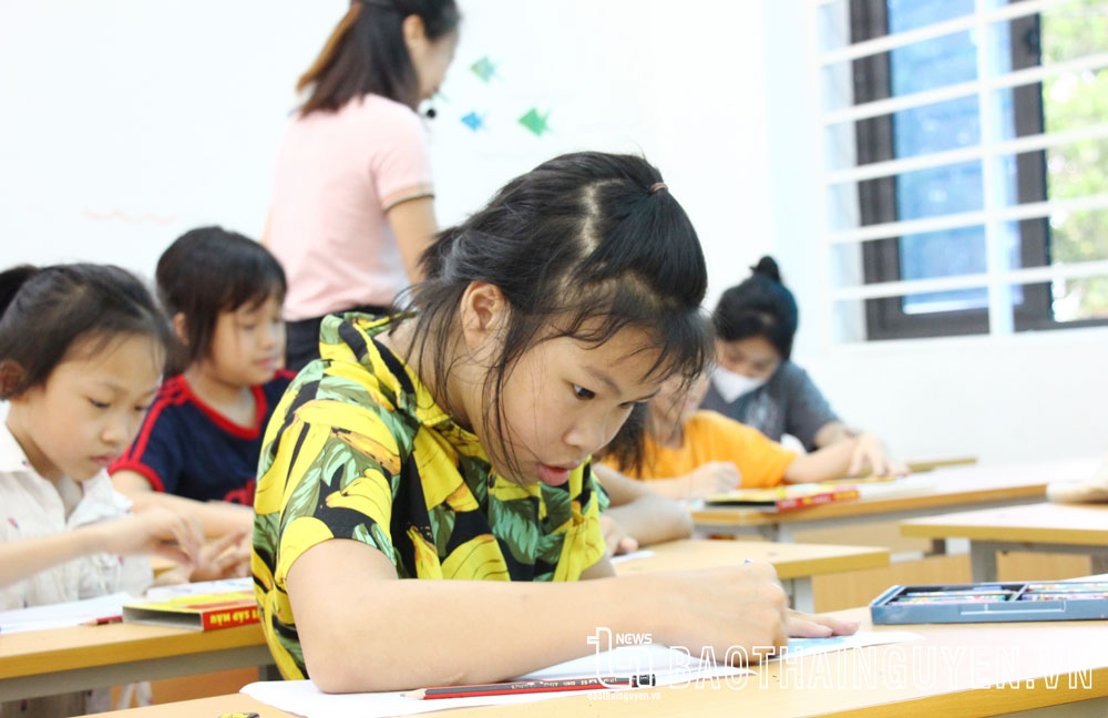 Đối tượng được tham gia học tại Ngôi trường Hy vọng là những học sinh thuộc các gia đình có thu nhập từ trung bình trở xuống tại các xã, phường khu vực thực hiện Dự án. Để lựa chọn đúng đối tượng, Ngôi trường Hy vọng đã gửi thông báo tuyển sinh đến các trường tiểu học, THCS ở địa phương, sau đó lập danh sách và đến tận nhà để đánh giá đối tượng. Trong ảnh: Mải mê học vẽ.