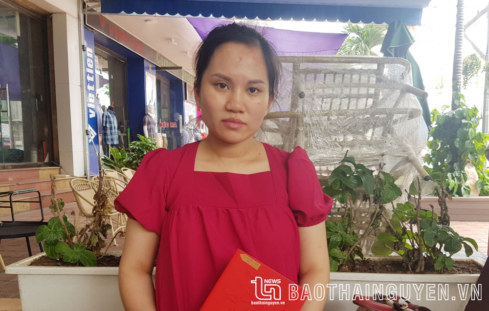 Chị Hoàng Diệu Linh mệt mỏi khi sắp đến ngày sinh, chỉ mong nhận lại số tiền đã gửi tiết kiệm từ ngân hàng.