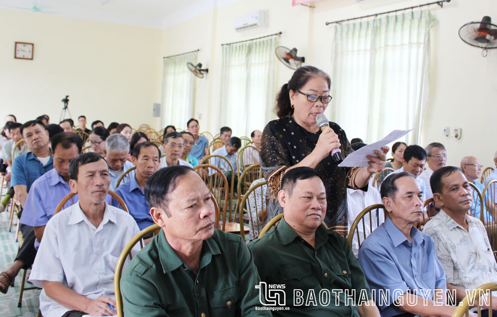 Cử tri phường Thắng Lợi phát biểu ý kiến.