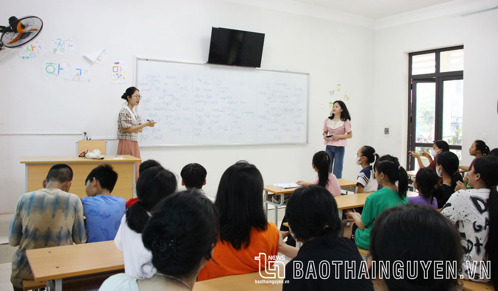 Đều đặn vào 17h-18h hằng ngày (từ thứ 2 đến thứ 6), Ngôi trường Hy Vọng lại rộn tiếng học sinh học bài. Trong ảnh: Tiếng Anh là một trong những môn học thu hút đông học sinh theo học tại Trường.
