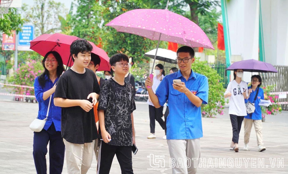 Thanh niên tình nguyện hỗ trợ thí sinh tại điểm thi Trường THPT Chuyên Thái Nguyên.