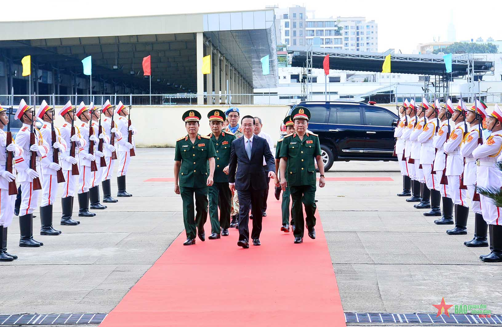Chủ tịch nước Võ Văn Thưởng và lãnh đạo Bộ Quốc phòng đến dự buổi lễ. (Ảnh: QĐND)