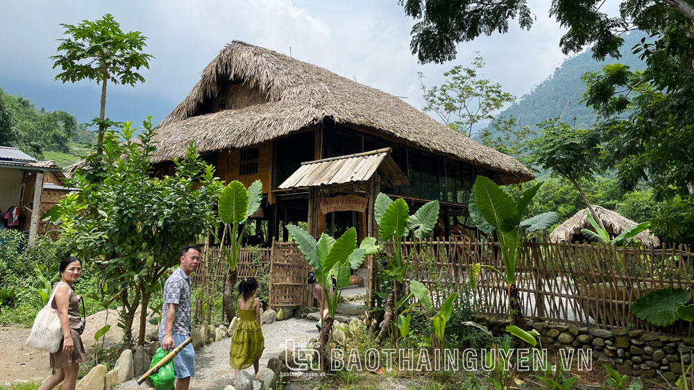 Du khách đến trải nghiệm tại khu vực lưu trú của La Bằng homestay.