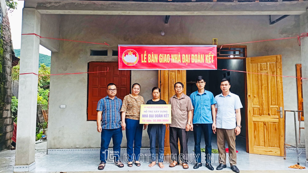 Đại diện lãnh đạo Ủy ban MTTQ huyện Võ Nhai và xã Phú Thượng trao kinh phí hỗ trợ làm nhà cho gia đình bà Phạm Thị Phượng, xóm Nà Kháo, xã Phú Thượng (Võ Nhai).