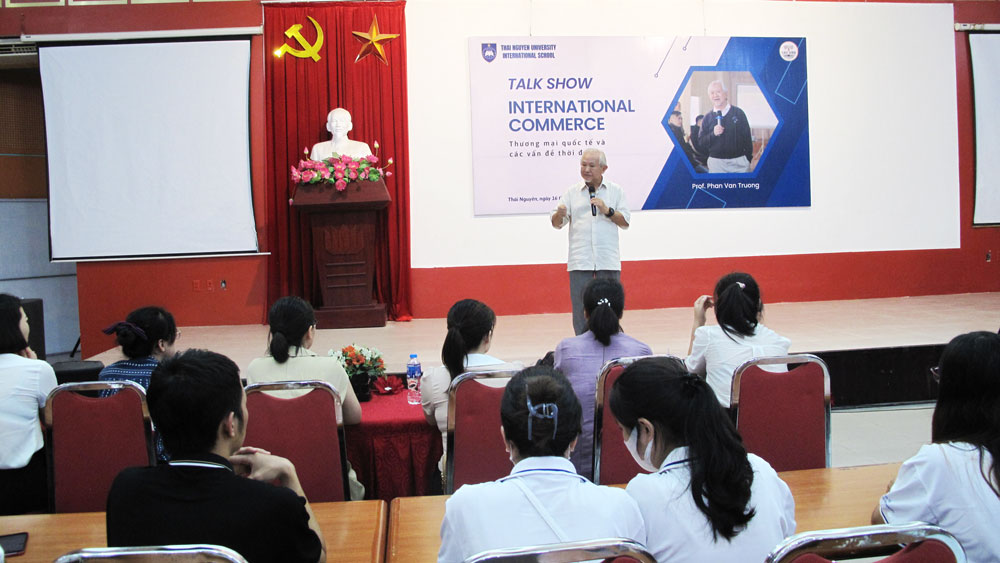 Chia sẻ với sinh viên về thương mại quốc tế