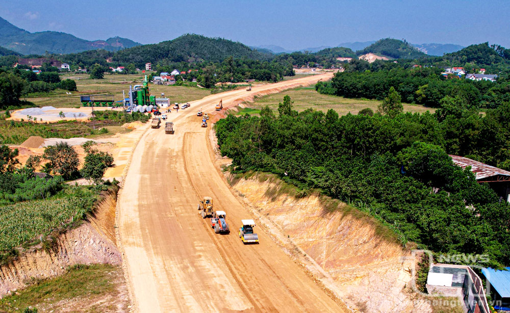 Sau 1 năm được thành lập và đi vào hoạt động, Tổ công tác đặc biệt tháo gỡ khó khăn, vướng mắc, hỗ trợ các doanh nghiệp, nhà đầu tư, dự án đầu tư trên địa bàn tỉnh đã giúp nhiều dự án được triển khai thuận lợi hơn. Ảnh: N.N