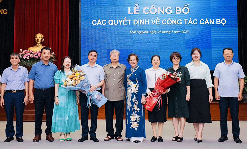 Hội đồng quản trị, Ban điều hành cùng lãnh đạo các phòng, ban chúc mừng tân Chủ tịch Hội đồng quản trị và Tổng Giám đốc Công ty.