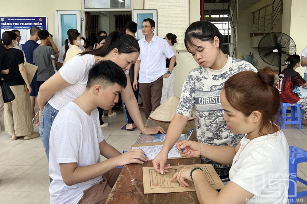 Hơn 1.100 học sinh đăng ký dự thi vào Trường THPT Chuyên Thái Nguyên