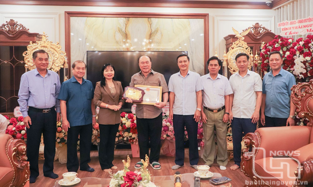 Đại diện lãnh đạo tỉnh An Giang trao tặng Bằng khen cho ông Nguyễn Huy Quý (thứ 4 từ bên phải), Tổng Giám đốc Công ty CP Đầu tư xây dựng và Khai thác khoáng sản Thăng Long.