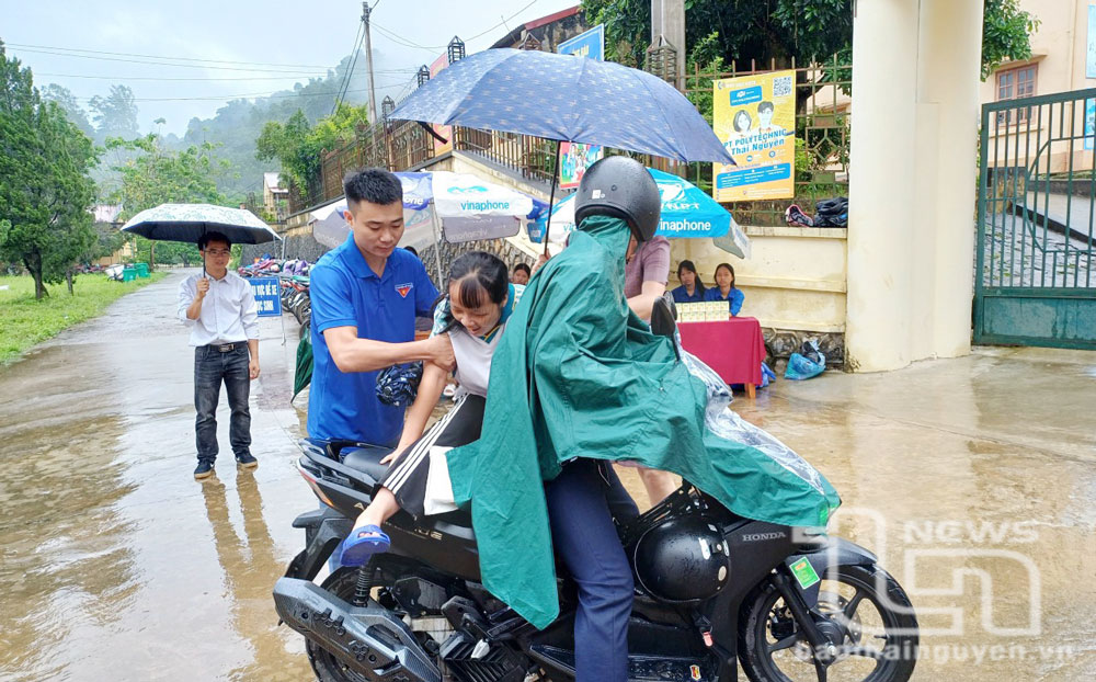 Thí sinh khuyết tật Trần Thị Lan (lớp 12A3 Trường THPT Yên Ninh) bị nhỡ xe buýt được đội thanh niên tình nguyện đến đón tận nhà tại xóm Đồng Danh, xã Yên Ninh (Phú Lương).