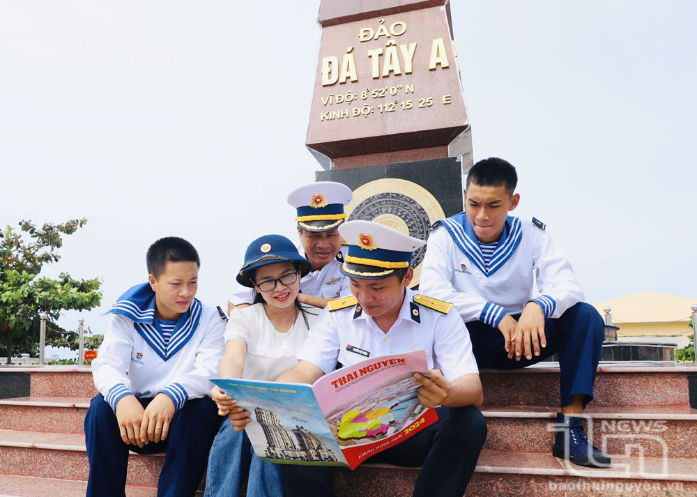 Phóng viên Báo Thái Nguyên và các cán bộ, chiến sĩ đảo Đá Tây A.